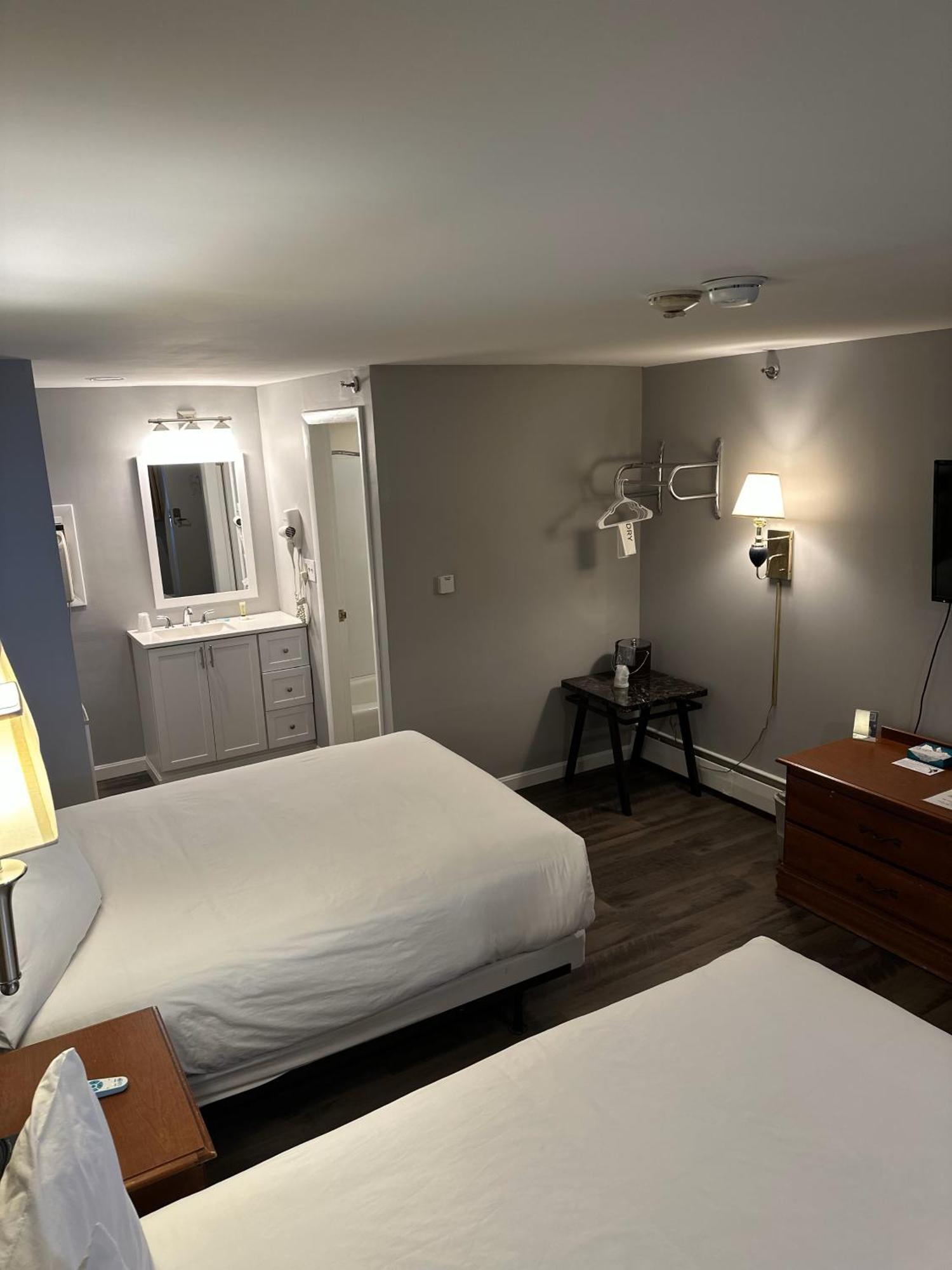 Trade Winds On The Bay Aparthotel Rockland Exterior photo